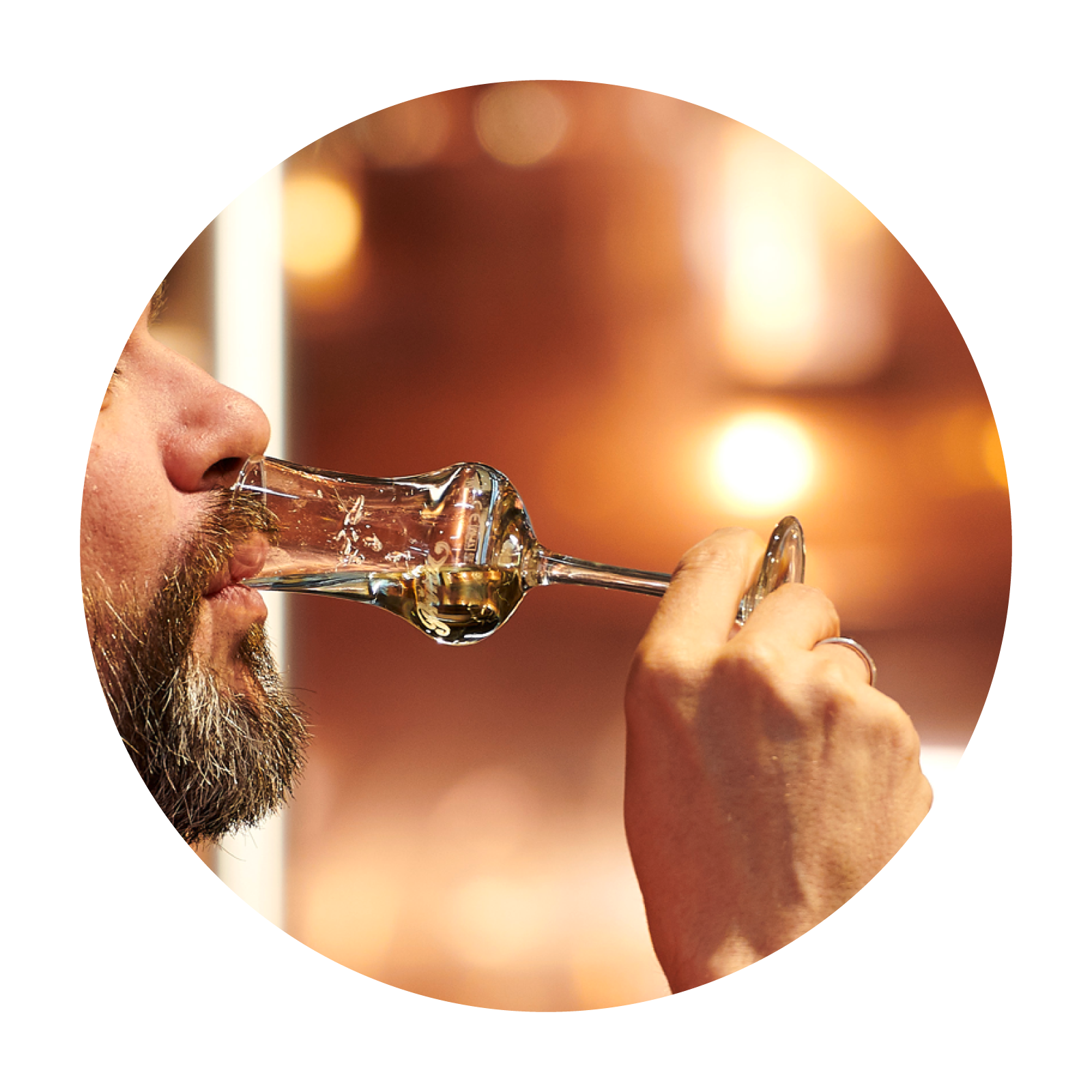 Trinken aus Schnapsglas