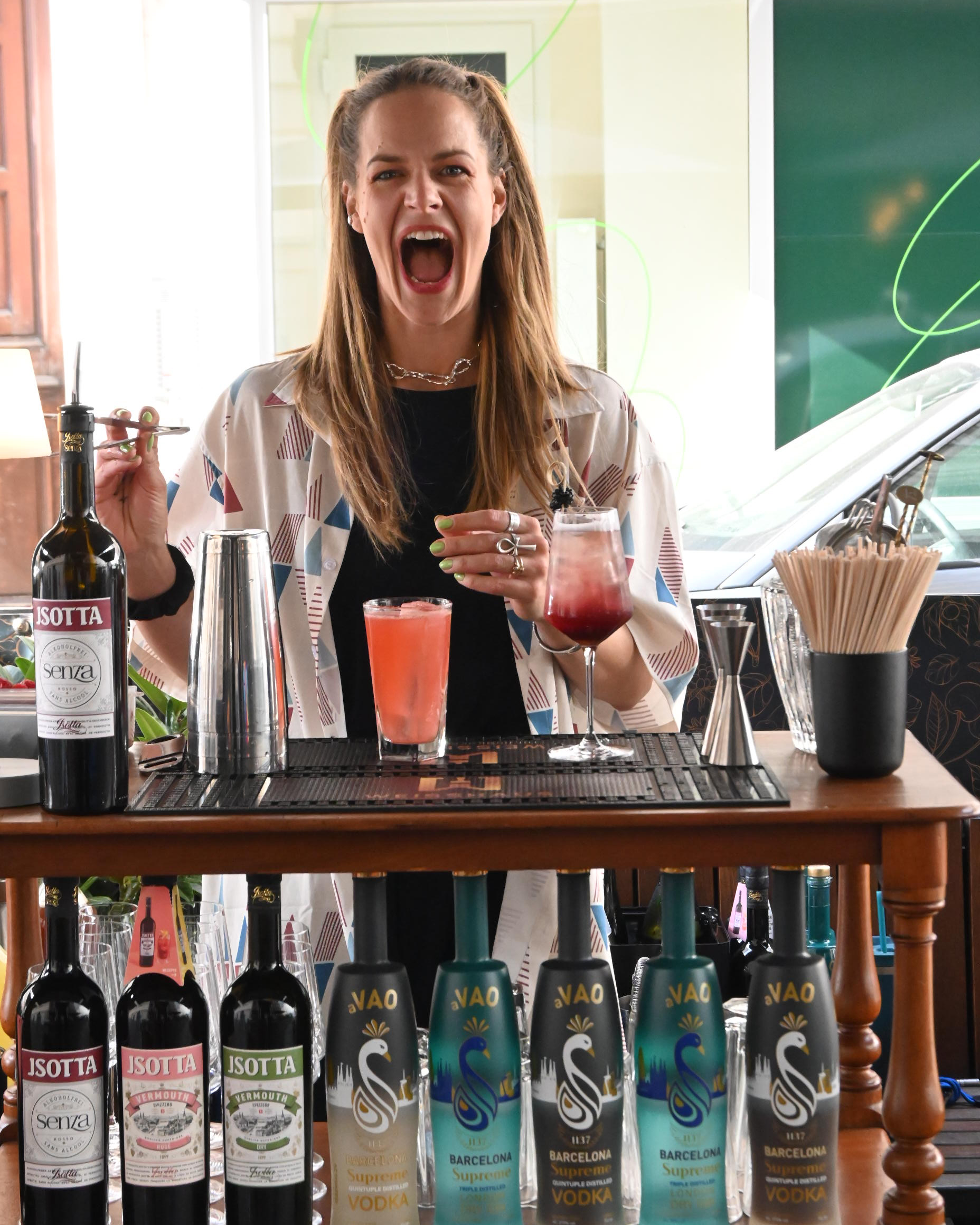 Frau mixt Cocktails