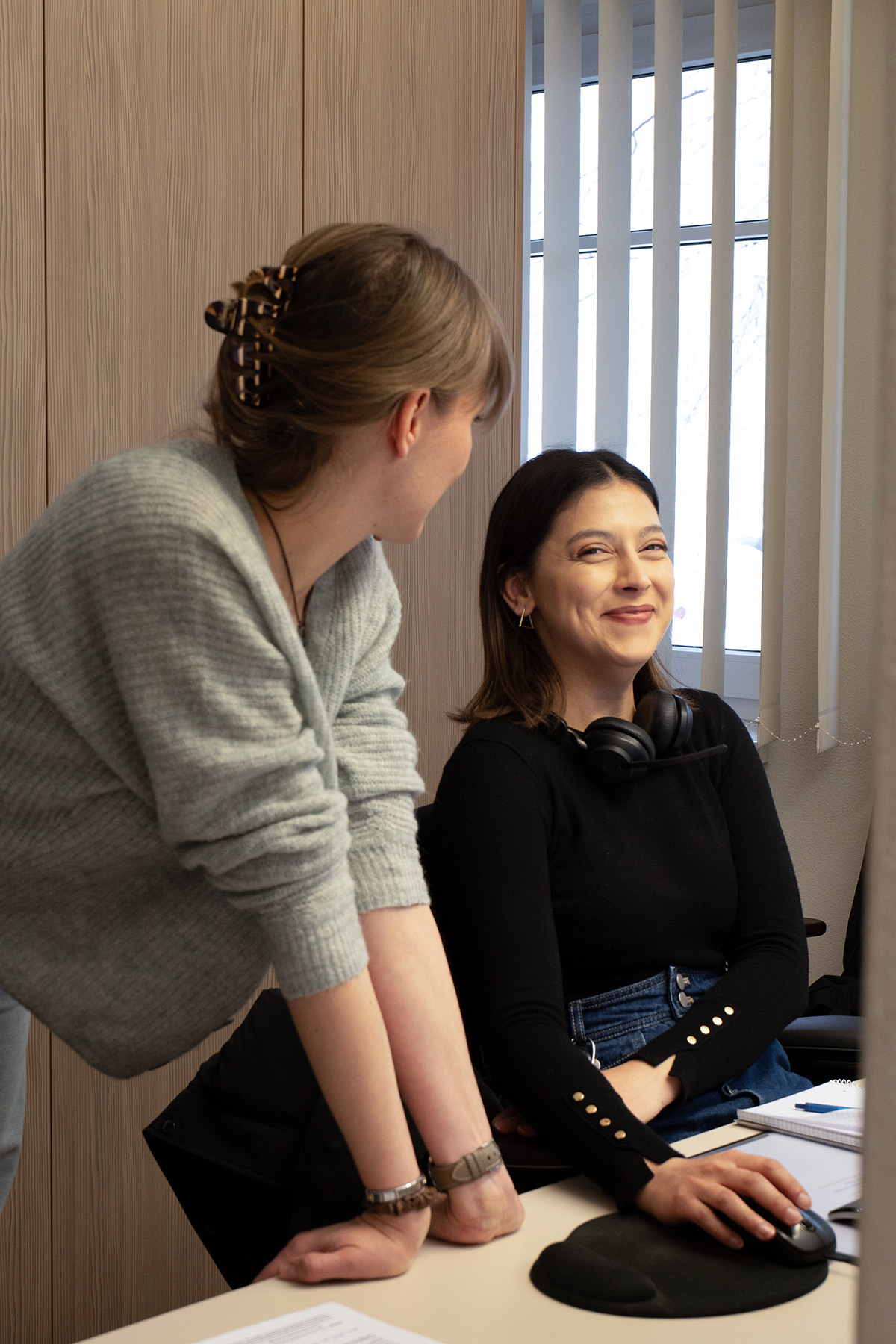 Mitarbeiterinnen im Büro vor dem Computer