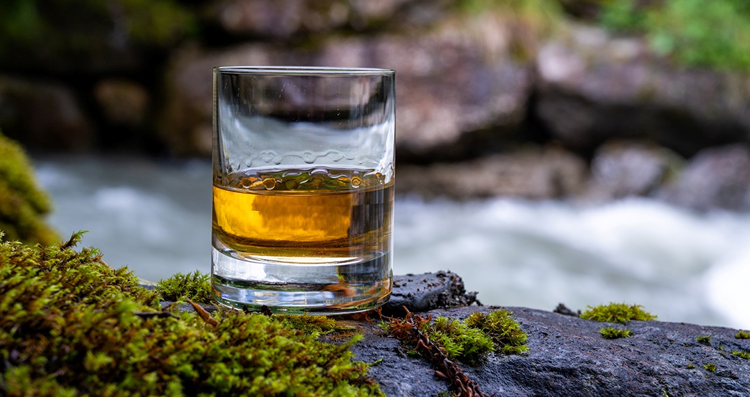 Glas gefüllt mit Knob Creek Whiskey