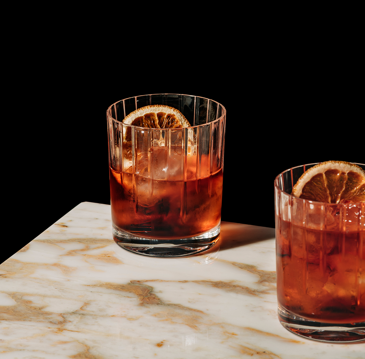 Zwei Gläser mit Negroni.