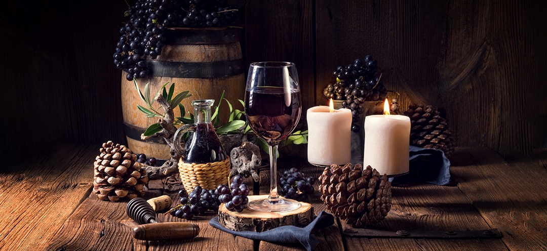 Rotwein, Trauben und Kerzenschein