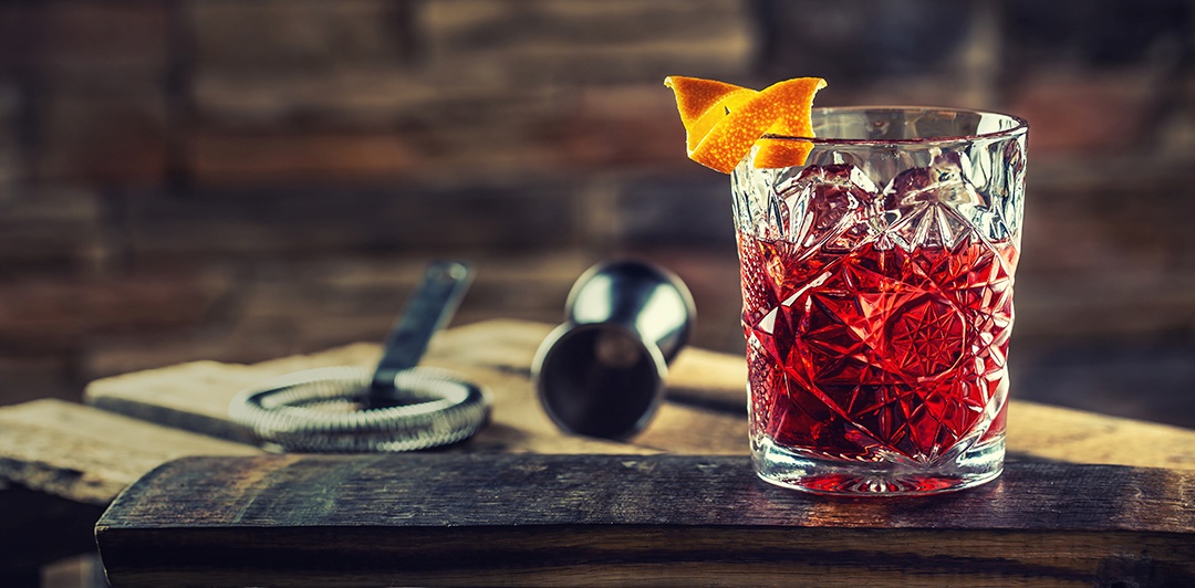 Campari Drink mit Orangenzeste