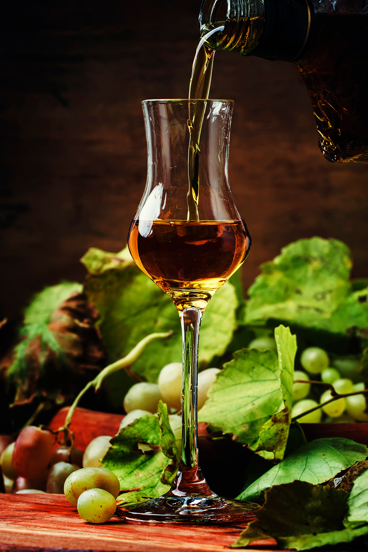 Grappa wird in ein Glas ausgeschenkt.