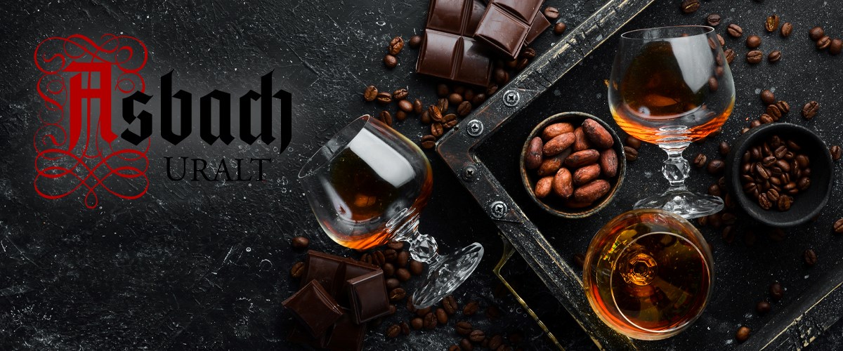 Gläser mit Rum, Schokolade und Kaffee