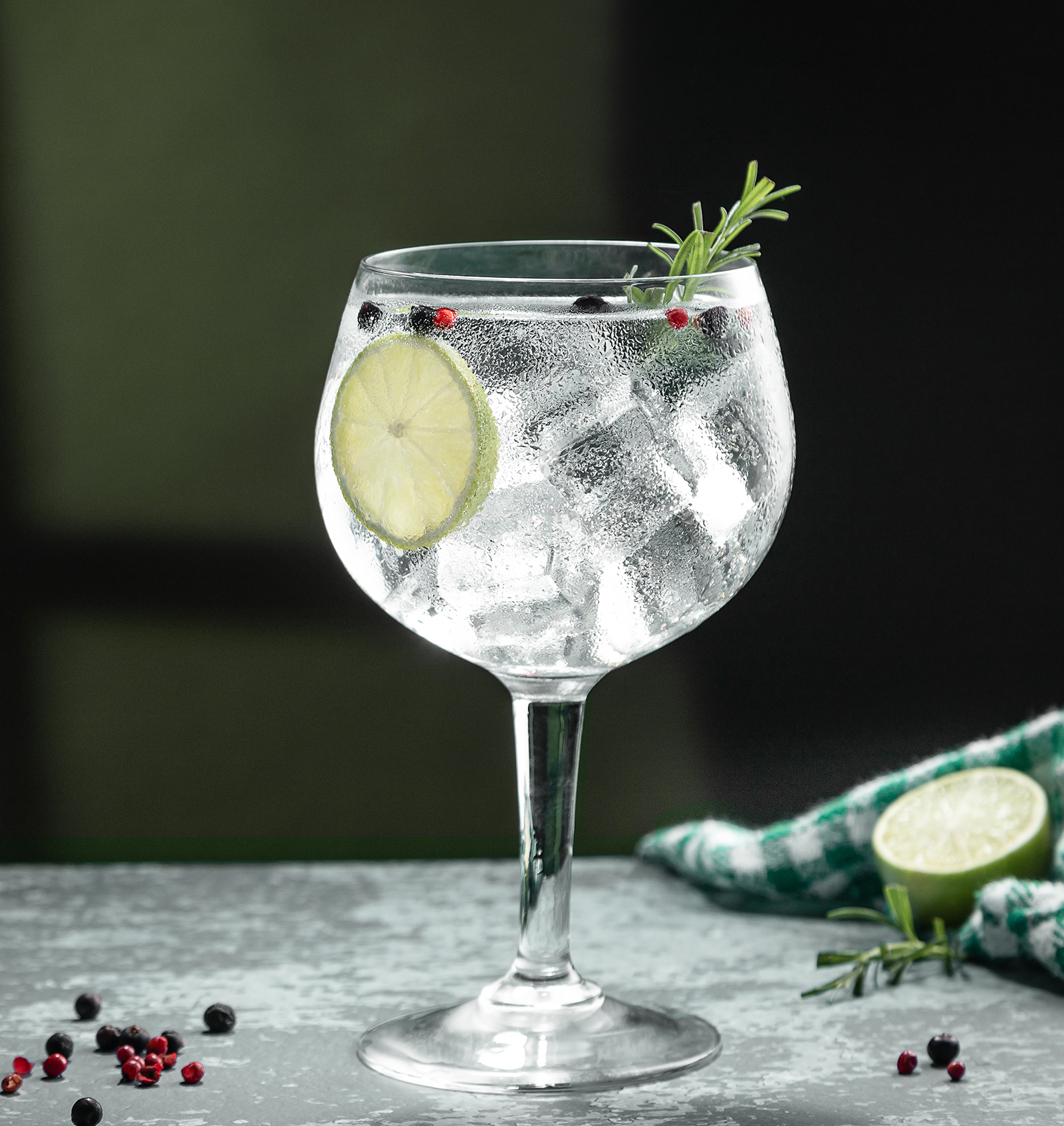 Ein gefülltes Copa-Glas mit Gin Fizz.