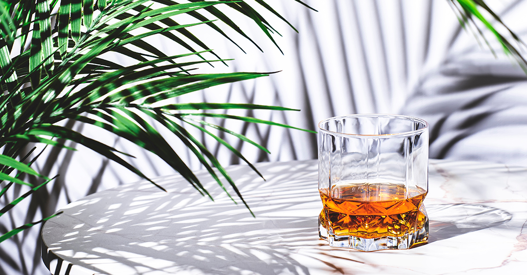 Rumglas und Palme