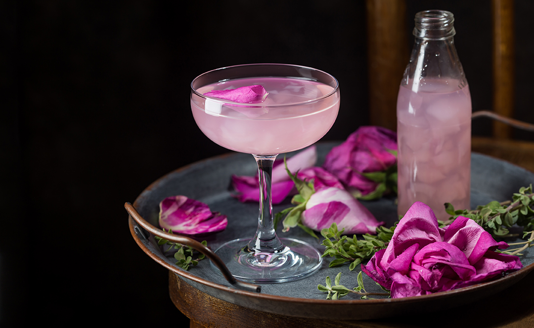 Cocktail mit Rosenblättern
