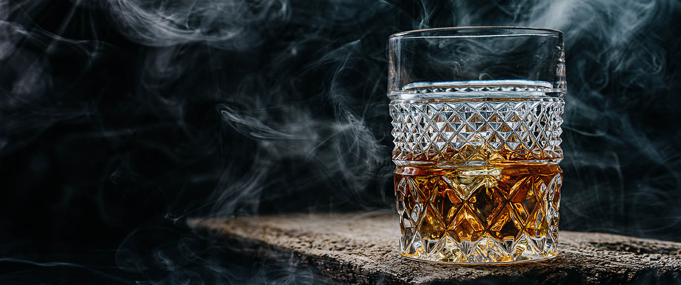 Whiskyglas und Rauchschwaden
